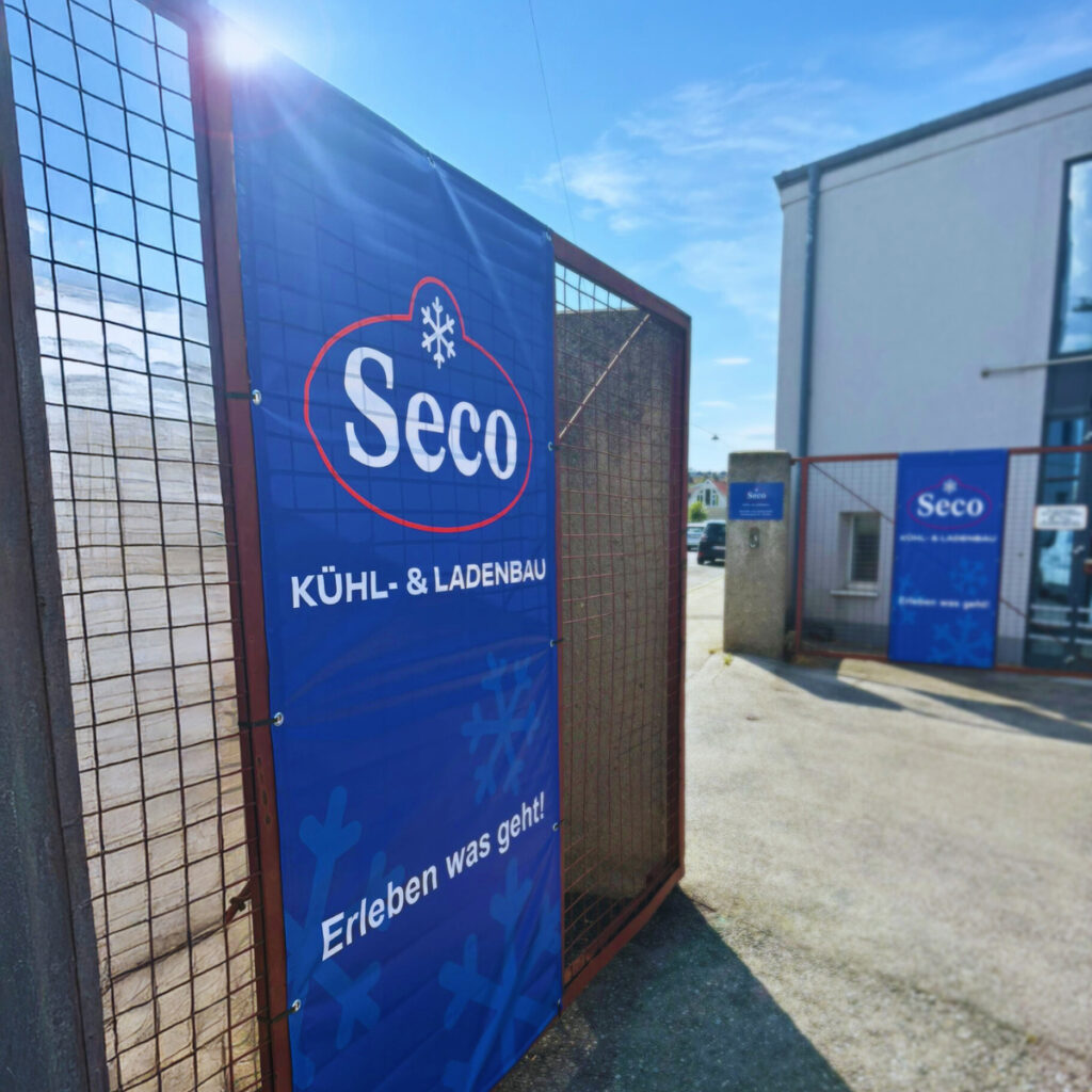Offenes Eingangtor der neuen Firma Seco Kühl- und Ladenbau in Wien